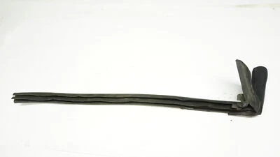 Уплотнение заднего левого окна 2008-2017 Audi A5 S5 8F0839479E - Изображение 1 из 3