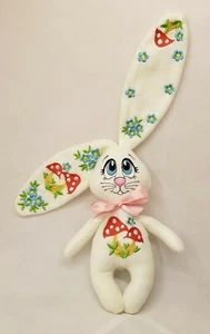 Kuscheltier für Baby Lustiger Hase mit Stickerei - Bild 1 von 5