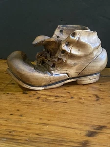 Bota de madera tallada arte popular americano con cordones de cuero firmada - Imagen 1 de 9