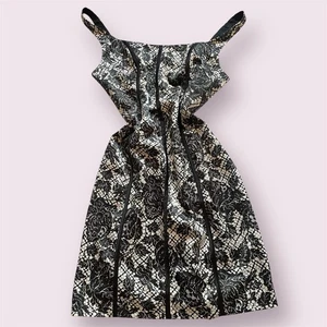 Guess Bodycon Geisha Dress Black & White Floral Lace Print Size 8 NWT - Picture 1 of 7