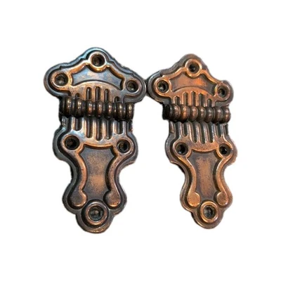 Par de bisagras ornamentadas, cobre o latón, marcadas  Foto 1 de 4