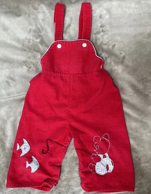 Macacão infantil vintage de veludo vermelho da década de 1950 com pesca bordada de urso - Imagem 1 de 4