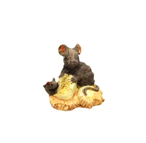 vintage artmark ceramic mouse and baby setting on a cheese wedge. - Picture 1 of 4