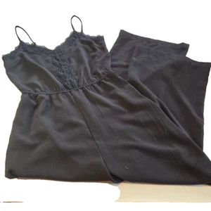 Skies Are Hosenanzug blau schwarz Größe M weites Bein mit Spitzendetails - Bild 1 von 9