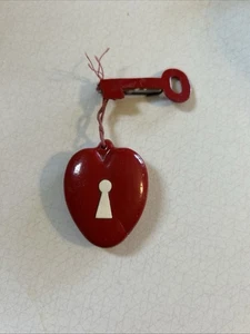 Pin de colección “Llave de mi corazón” con medallón de corazón y pin de llave celuloide 3x2” pequeña grieta - Imagen 1 de 10