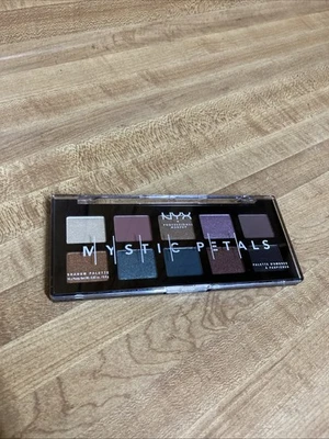 Paleta de Sombras NYX Mystic Petals, MPSP02 Dark Mystic Nova - Imagem 1 de 3