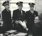 1965 Pressefoto Chef Dunham hält Zertifikate über Beförderungen und Ernennungen