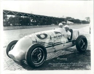 Pressefoto Wilbur Shaw Mechaniker Jigger Johnson Gilmore Special Indy 500 - Bild 1 von 2