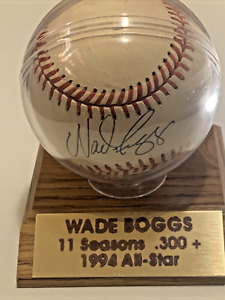 WADE BOGGS BOSTON RED SOX SIGNED AUTOGRAPHED ROMLB BASEBALL WITH DISPLAY