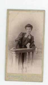 PHOTO Mignonnette 1900 CHAMBERLIN Paris, une femme pose mode fashion - Imagen 1 de 2