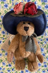 BOYDS BEARS "Roxie DuBeary" QVC 6" Oso Dorado-Marrón Usando Sombrero con Rosas - ¡NUEVO CON ETIQUETAS! - Imagen 1 de 5