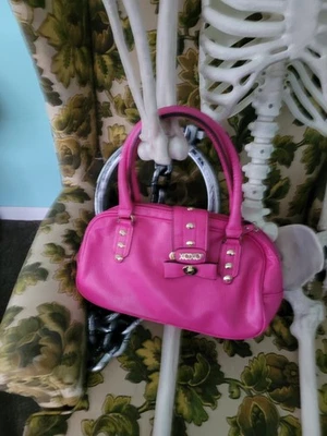 Cartera de piel sintética rosa con dos correas y cierre a presión con Xoxo y un lazo Foto 1 de 4