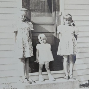 Vintage B&W Photo Snapshot of Three Young Sisters Standing on Porch Step Outside - Picture 1 of 11