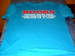 NUEVA Camiseta Spencer's Blue Boobs a prueba de que los hombres pueden enfocarse en 2 cosas a la vez Talla M - Imagen 1 de 3
