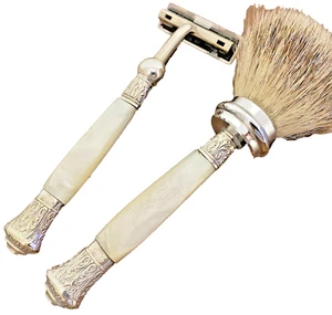 Ornate Antique English Silver Plate & Mother of Pearl Handled Shaver & Brush Set - Bild 1 von 3