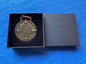 Harry Potter Zauberer Truhe Metall Metamorphe Tonke Metamorphmagus Medaille - Bild 1 von 2