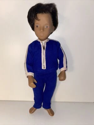 "Muñeca niño morena Sasha Gregor 16"" en chándal azul" Foto 1 de 4