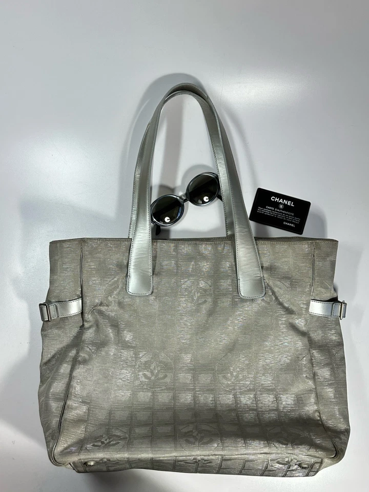 Bolso de Viaje Chanel CC Logo Línea Deportiva Beige Arena Bolso Bandolera Usado en Excelente Condición Foto 1 de 4