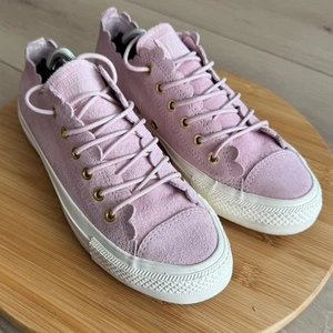 Zapatillas bajas Converse All Star con volantes Thrills festoneadas de gamuza rosa con 7,5 - Imagen 1 de 14