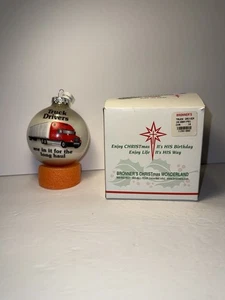 Adorno de Navidad de Bronner - Conductor de camión - Imagen 1 de 4