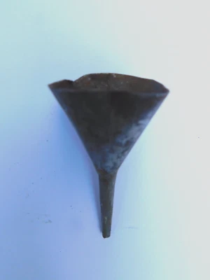 OUTIL ANCIEN ENTONNOIR MINIATURE EN FER BLANC / PARFUM / PEINTURE / PHARMACIE ? - Photo 1/4