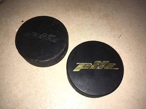 Eishockey Puck, 2x, Pilz, schwarz, gebraucht & neuwertig - Bild 1 von 2