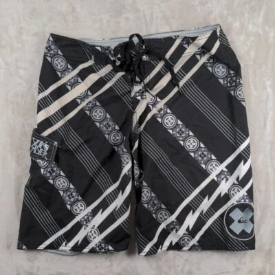 Bermuda de natação masculina Quiksilver tamanho 32 P&B - Imagem 1 de 4