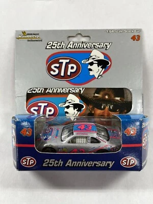 1996 Richard Petty #43 25º Aniversário STP 1:64 Ação - Imagem 1 de 2