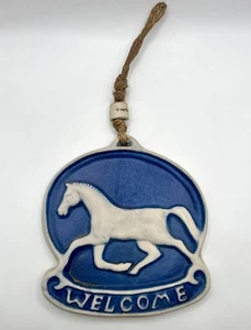 VTG 80s Lay Handmade Ceramic Horse Welcome Plaque Rustic Pottery Hang Western - Foto 1 di 6