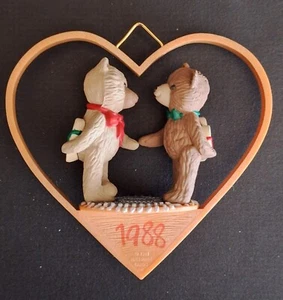 1988 First Christmas Together - Bears Holding Hands with Gifts - Hallmark - Bild 1 von 3