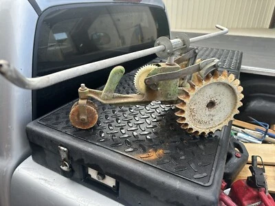 ASPERSOR DE CÉSPED DE HIERRO FUNDIDO PARA CAMINAR TRACTOR DE VIAJE THOMPSON, ANTIGUO/DE COLECCIÓN Foto 1 de 4