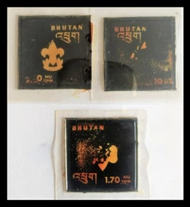 130.BHUTAN 1973 (03 VERSCHIEDENE) FLÜSSIGKEITSKRISTALLGEL UNVERÖFFENTLICHTE STEMPELPFADFINDER. Neuwertig - Bild 1 von 1