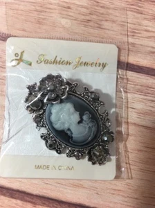 NWT Beautiful Vintage look Silver tone Rhinestones flowers Cameo Brooch Pin - Picture 1 of 5