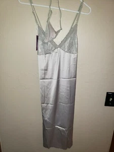 CAMISÓN MUJER PLATEADO/GRIS SATINADO NUEVO CON ETIQUETAS TANGA A JUEGO JUEGO JUEGO 2 PIEZAS CONJUNTO talla pequeña N - Imagen 1 de 2