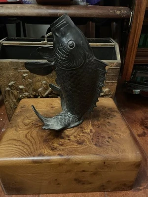 "Florero japonés de hierro fundido de carpa de pez koi de mediados de siglo estatua de Okimono 9""" Foto 1 de 4