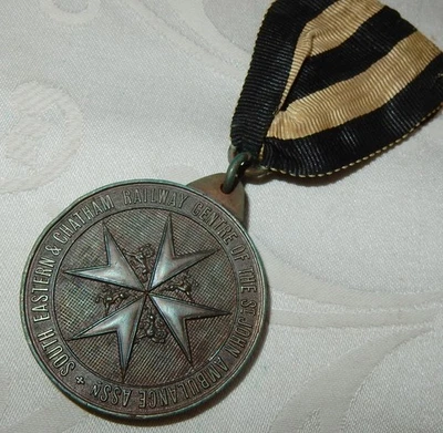 ANTIGUA MEDALLA CENTRO AMBULANCIA SE&CR SURESTE Y FERROCARRIL CHATHAM ST JOHN Foto 1 de 4