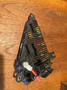 BMW E60 2007 TRUNK 525i Rear Power Distribution Junction Relay Fuse Box Block - Foto 1 di 7
