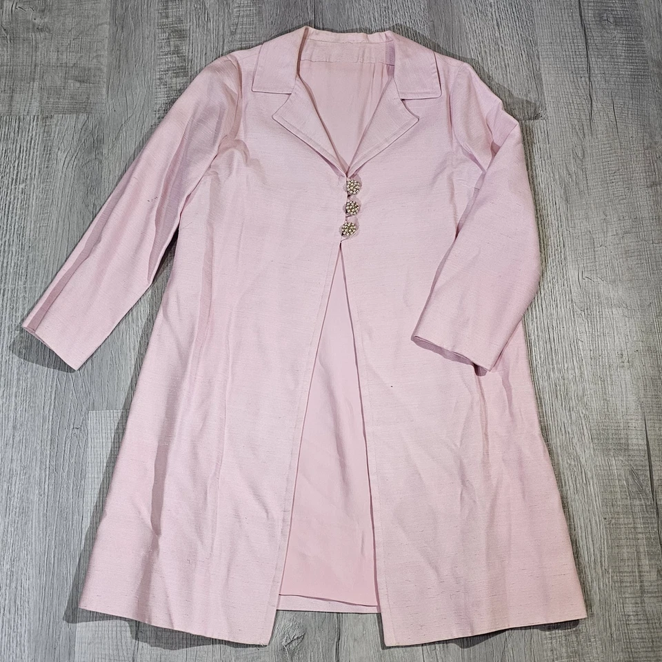 Conjunto de vestido y abrigo sin mangas de colección años 60 botones decorativos utilería de teatro Foto 1 de 4