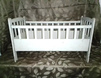 Lit ancien année 1930 en bois pour poupée - Photo 1/4