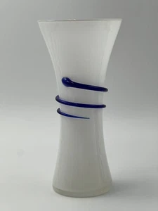 Jarrón de vidrio artístico blanco con remolinos aplicados azul cobalto que rodean hilos serpientes - Imagen 1 de 8