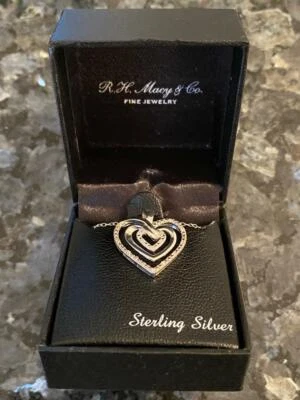 Collar Macy's Triple Corazón Diamante Colgante 18" Plata de Ley (1/10 ctw) NUEVO Foto 1 de 4