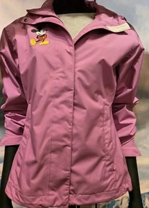 Nuovo con etichetta!! Giacca Disney Parks Helly Hansen Meta Rosa Topolino con Cappuccio Seven J | L - Foto 1 di 2