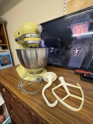 Batidora de pie KitchenAid modelo K45 vintage amarilla con cuenco y accesorios Foto 1 de 4