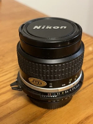 Lente de cámara Nikon Nikkor 85 mm 1:2 #325698 de colección Foto 1 de 3
