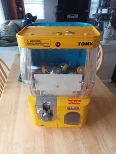 Distributore automatico Tomy Gacha originale funzionante meccanismo chiavi incluse - Foto 1 di 10