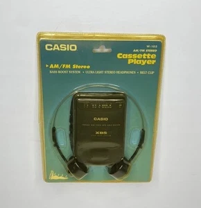 Casio W-105 Reproductor de Casete Estéreo AM/FM Personal De Colección Nuevo Antiguo Stock - Imagen 1 de 7