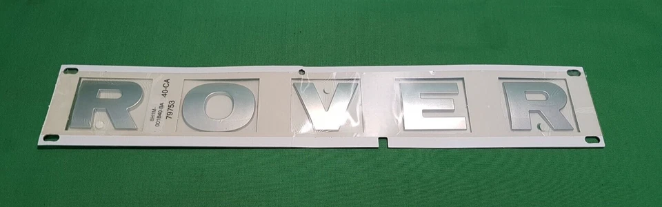 Per LAND ROVER DEFENDER TARGHETTA ANTERIORE ROVER TITAN FINITA LR009138 - Immagine 1 di 4