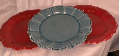 Pioneer Woman Solid 11” Dinner Plates (3) 2 Red And 1 Green Foto 1 de 4