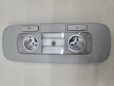 Volkswagen Golf 2012 techo trasero interior luz de lectura OEM+. Foto 1 de 4