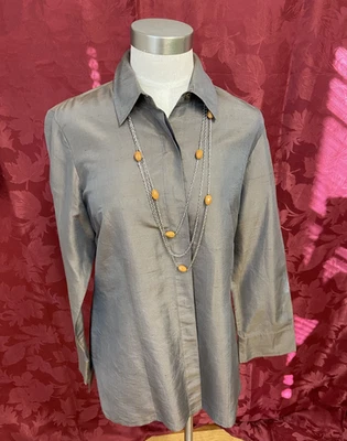 Blusa Chico’s gris seda brillante lisa abotonada talla 1 (M/8) para mujer Foto 1 de 4